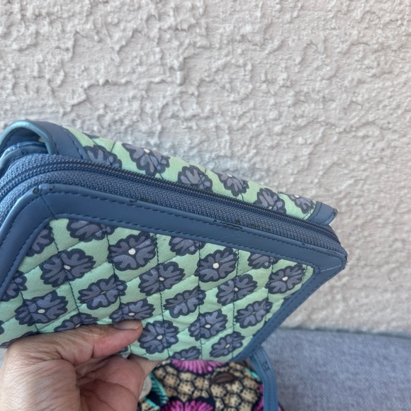 𝓿𝓔𝓡𝓐 𝓑𝓡𝓐𝓓𝓛𝓔𝓨 Floral Patterned Women's Wallet bundle (some callouts) - Picture 14 of 14